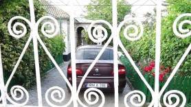 Un președinte de raion socialist, suprins cu mașina de serviciu parcată în ograda casei